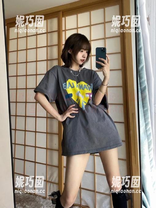 初夏女神 - 依依的学校车库印记：捕捉那些瞬间的独家写真集资源.txt
