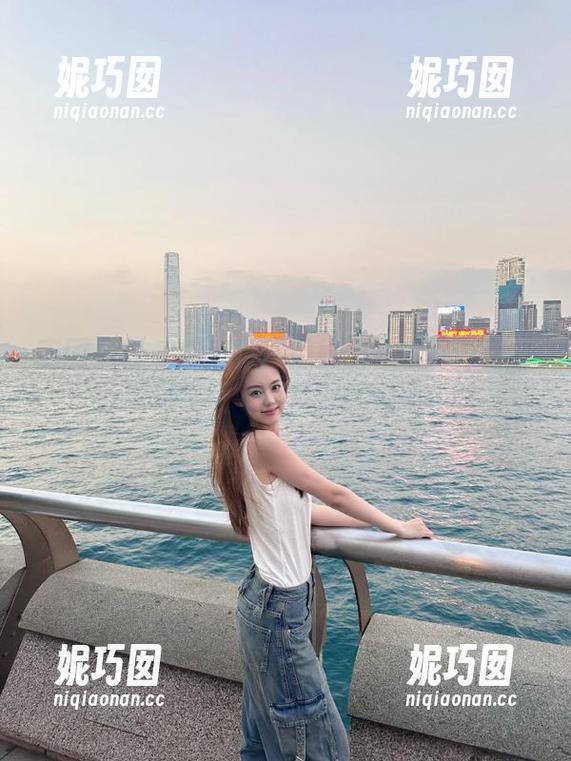 南国足艺 - 精选青青妹妹的艺术写真作品，展现生活中的每一丝灵动.txt