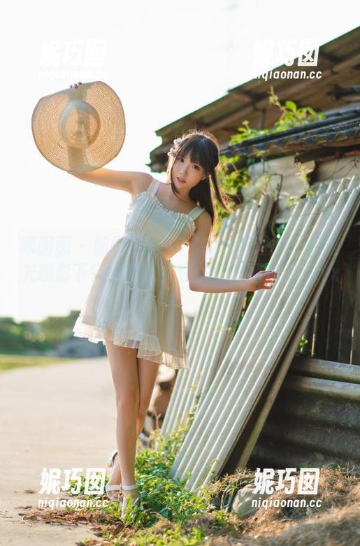 嗲囡囡 - 施忆佳KITTY的礼服魅力：无圣光摄影下完美展现女性优雅的图片盛宴.txt