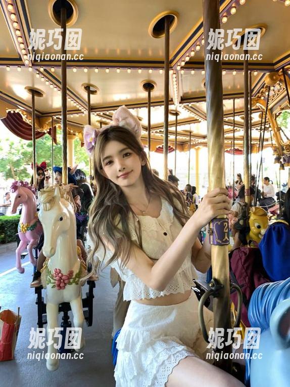 嗲囡囡 - 流氓小巫女女友写真图片合集：这绝对是一场视觉的盛宴！.txt