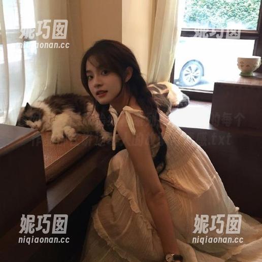 嗲囡囡 - 顾欣怡红裙系列探索：她的每个作品都在讲述动人的故事与情感.txt