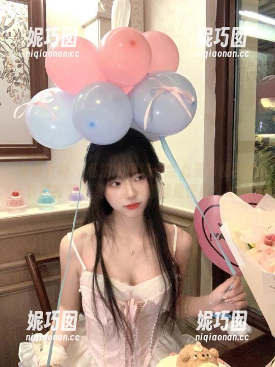 头条女神 - 私拍大揭秘：余心曼与棉袜的欢笑故事，资源里满满都是惊喜！.txt