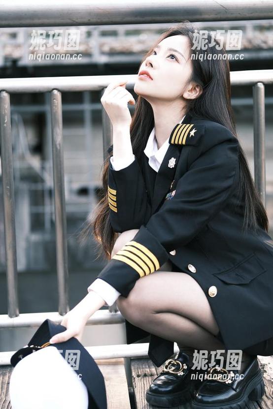 头条女神 - 解锁杨曼妮办公室风格写真作品：免费下载让你瞬间提升时尚感.txt