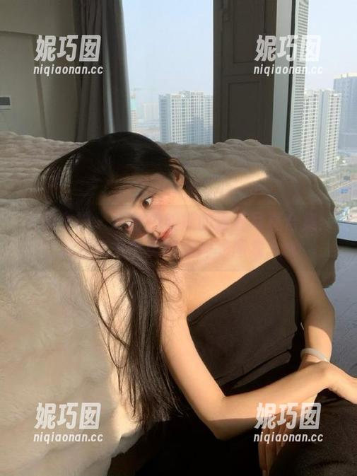 头条女神 - 林依依姐姐的青春写真合集：捕捉每一个美好瞬间的图集.txt