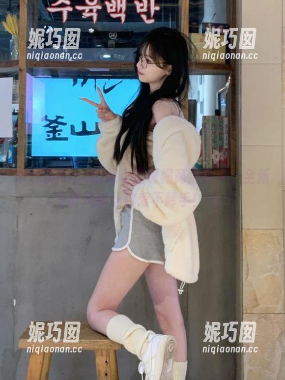 奈汐酱Nice的超小圣诞帽高清分享，全新写真风格让你爱不释手！.txt