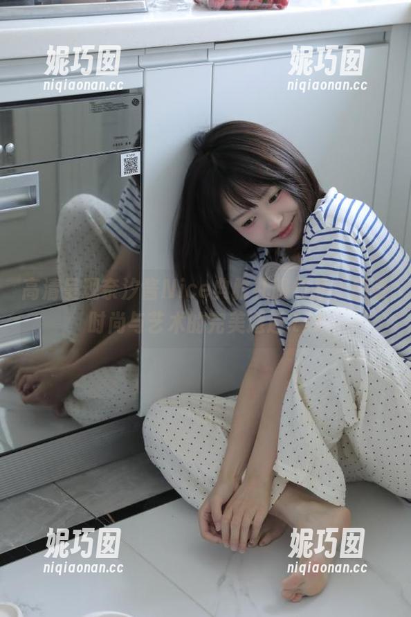 高清呈现奈汐酱Nice典雅礼服作品，感受时尚与艺术的完美邂逅.txt