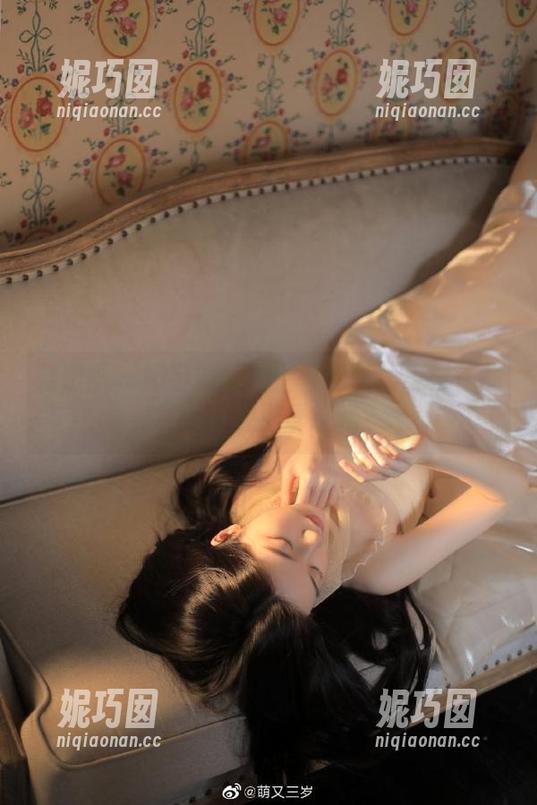 微密圈 - 奶宝妹纸献上暮色玫瑰写真作品集，你敢直视那诱惑吗？.txt