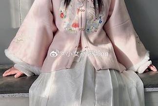 一袭白衬衫，小女巫露娜给你带来的优雅COS美图盛宴.txt