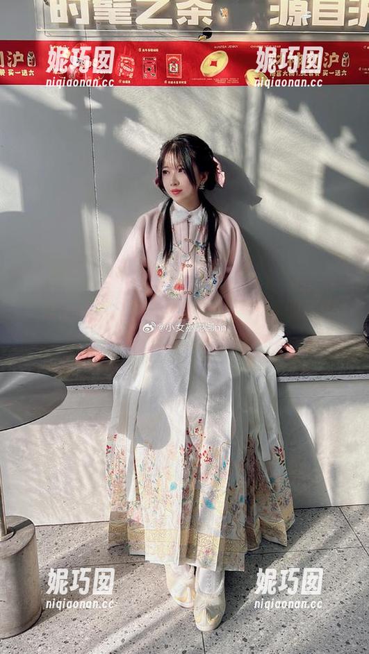 一袭白衬衫，小女巫露娜给你带来的优雅COS美图盛宴.txt