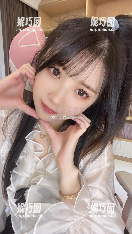 全新图集曝光！小女巫露娜带你入迷纯白世界的每一个瞬间.txt