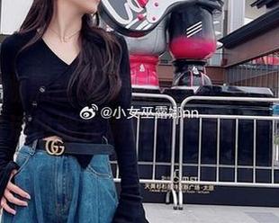 小女巫露娜黑丝OL最新照片：让你的办公室生活也能充满时尚气息！.txt