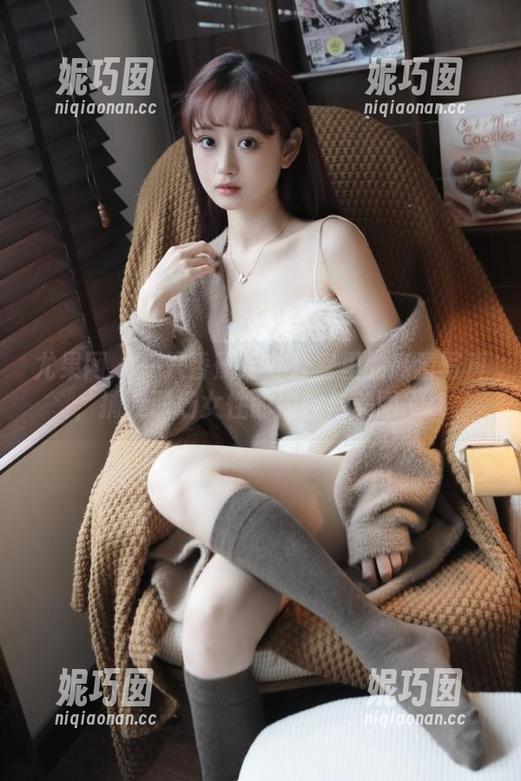 尤果网 - 一只香蕉船办公室里的高清写真，捕捉职场女性的韧性与美丽.txt