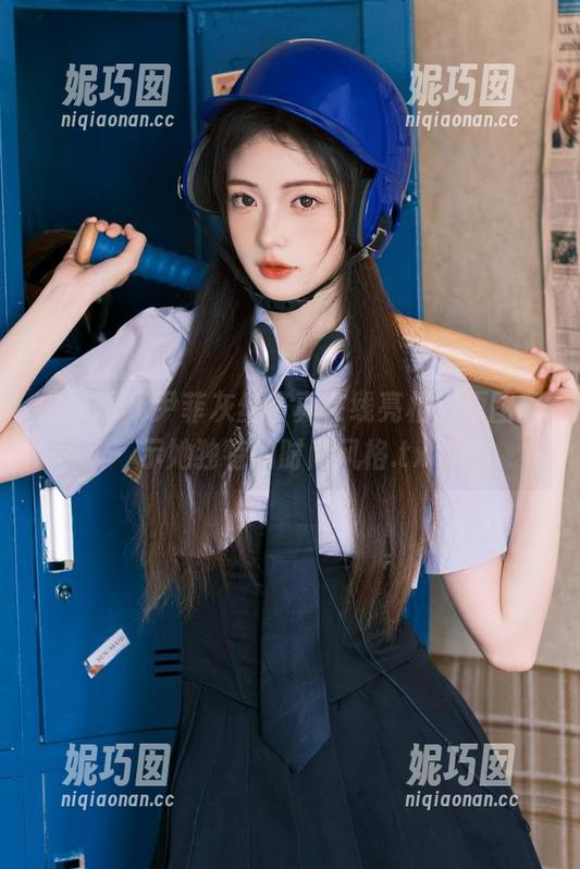 尤果网 - 尹菲灰丝写真在线亮相，原图展示她独特的时尚风格.txt