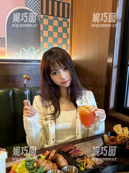尤果网 - 张芷昕护士写真精选：在镜头中感受爱与奉献的真实力量.txt