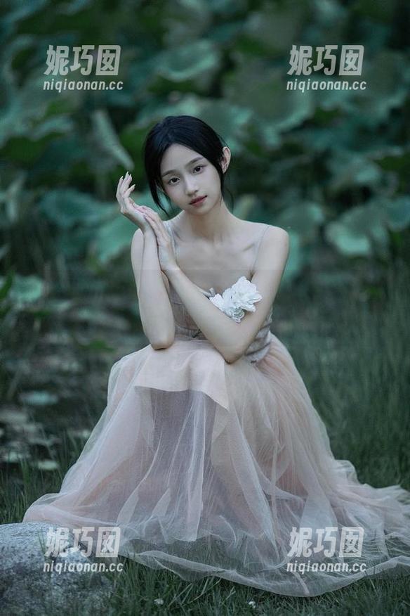 尤果网 - 靳宝眼镜私房写真：透视她独特的时尚气息与个性.txt