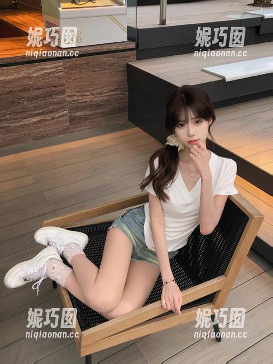 尤物馆 - 在线高清欣赏孟狐狸FoxYini的长腿之美，尽揽女性独有的优雅与自信.txt