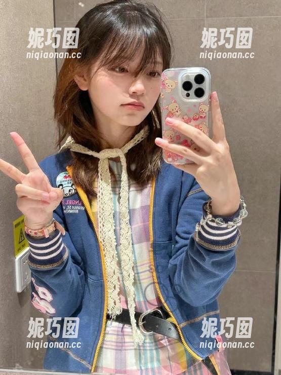 尤蜜荟 - 高清写真中的SOLO-尹菲：裸足展现出非凡魅力，简直让人看得停不下来。.txt