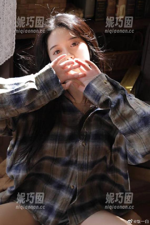 尤蜜荟 - 娜露Selena清纯系列：绝美图库精选，瞬间俘获你的心！.txt