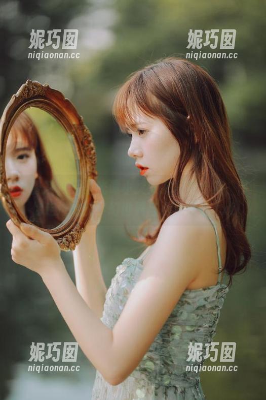 尤蜜荟 - 无圣光谭小灵女友写真合集，带你走进她的梦幻世界与心灵深处.txt