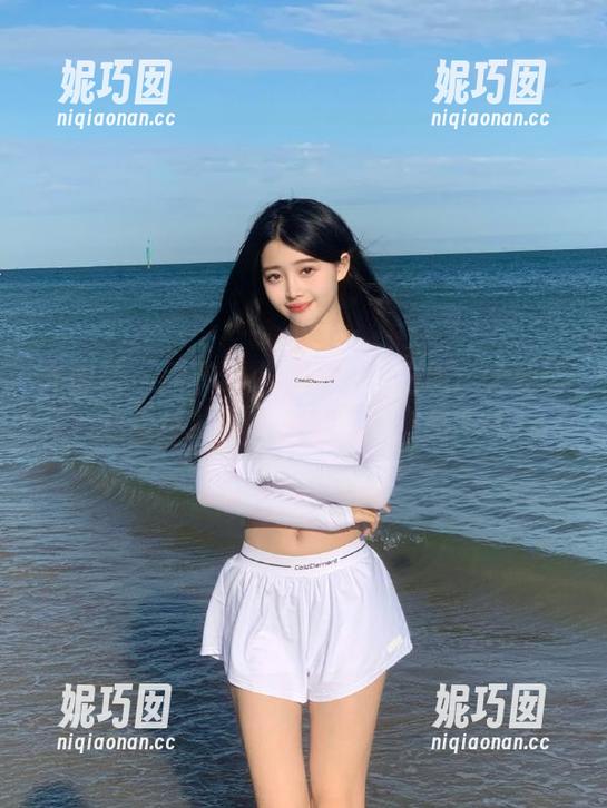 尤蜜荟 - 欣赏谭小灵的摄影之旅：学姐图包里尽览她的出色写真作品.txt
