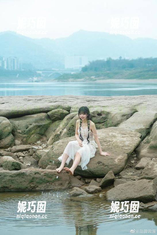 纯白气质：岛田云溪全套写真下载，捕捉瞬间静谧与优雅.txt