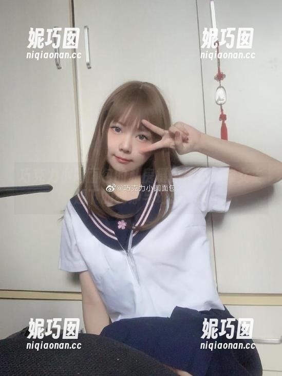 巧克力小圆面包的私房摄影作品：修女主题下的纯净与幻想.txt