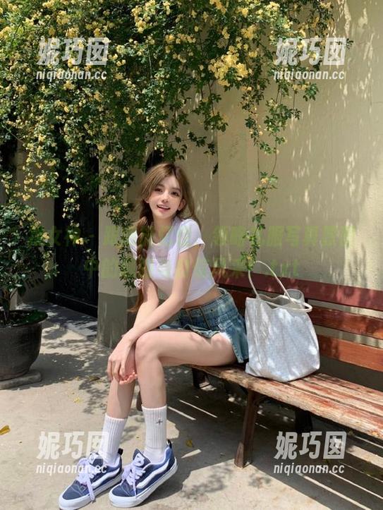 推女神 - 跟随施忆佳，领略礼服写真原图中的靓丽与自信风采！.txt