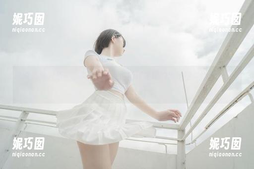 谁说泳池只适合玩水？下载是你的阿薰呀的泳池写真作品，一起耍酷！.txt