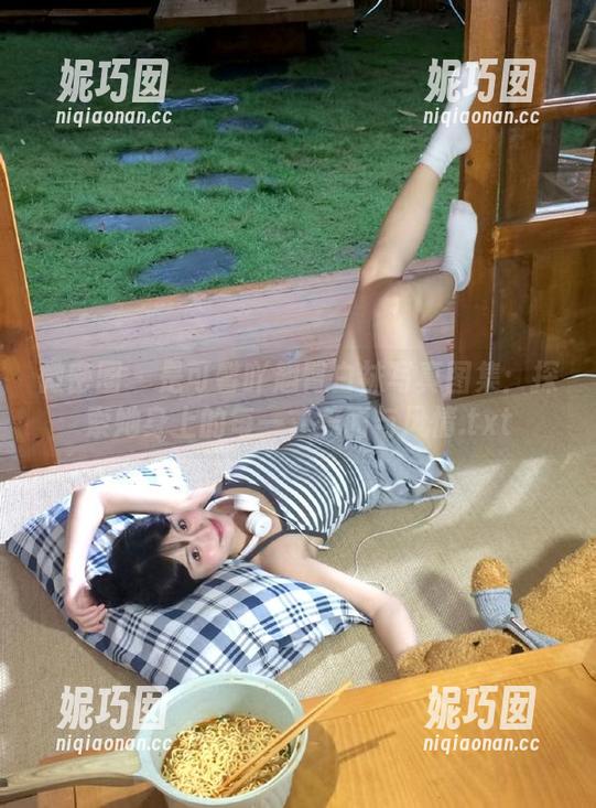 微密圈 - 是可馨吖翘臀白袜写真图集：探索她身上的每一寸美丽与风情.txt