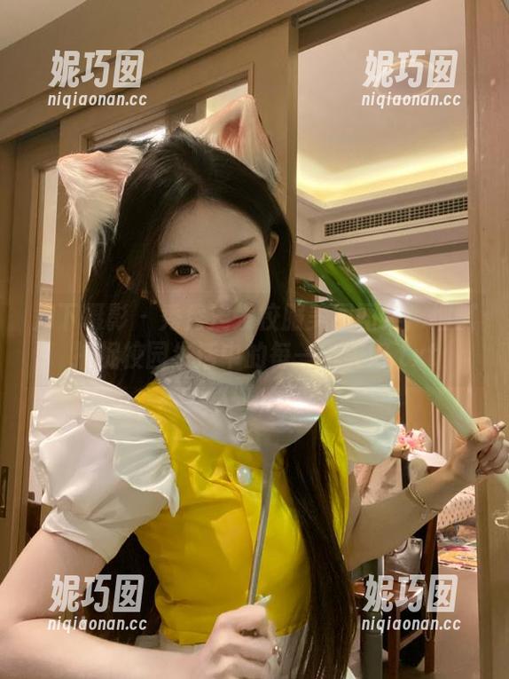 月下摄影 - 秀秀浅发校服美图图集：细腻捕捉校园生活中的每一份美好.txt