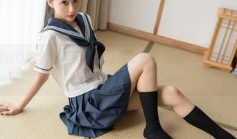 木棉棉OwO的全新写真集：畅游动漫水手服cos的精美原图展示.txt