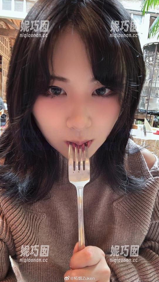 柘烟Zuken白丝写真魅力十足，精致美图和图包助你发现她的独特气质。.txt