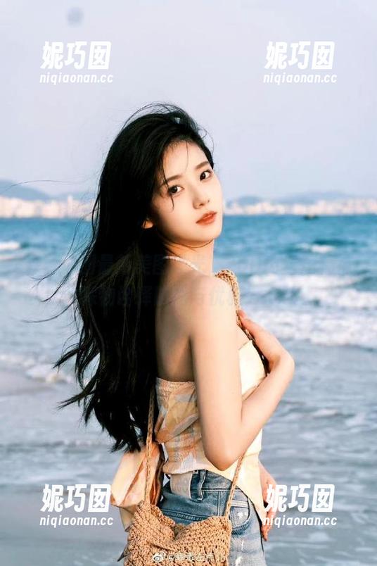 森萝财团最新美图曝光，20D肉丝短棉袜踩物诠释时尚与优雅！.txt