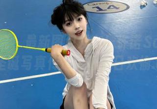 模范学院 – 最新图包发布！许诺Sabrina的圣诞写真传递无限节日欢愉.txt