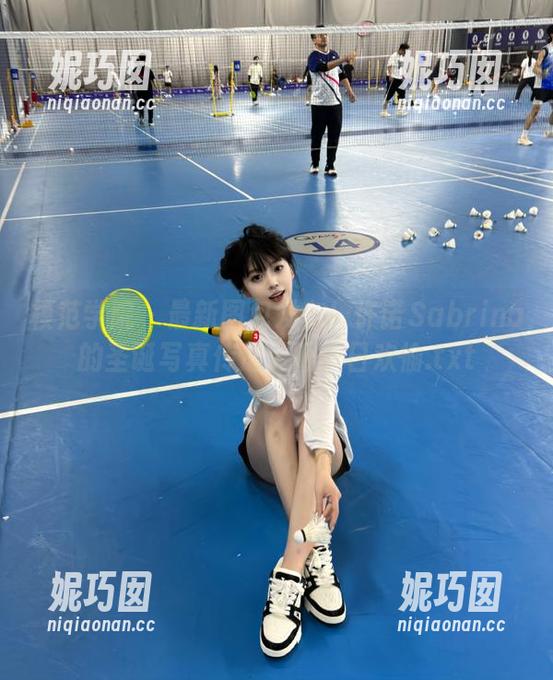 模范学院 - 最新图包发布！许诺Sabrina的圣诞写真传递无限节日欢愉.txt