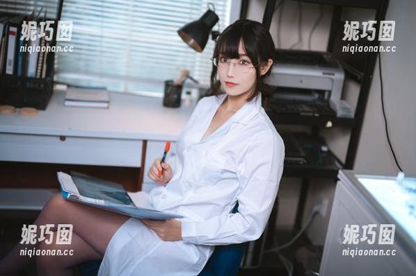 最新COS系列解析：汪知子与蓝色闪粉的精彩碰撞.txt