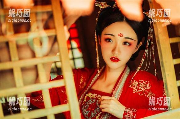 沧霁桔梗的礼服绝美瞬间：极致图片资源，唤醒你对时尚的期待！.txt