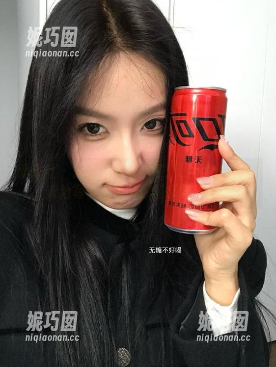 爱蜜社 - 无圣光视觉盛宴：LindaLinda泳池写真图包带你畅享夏日.txt