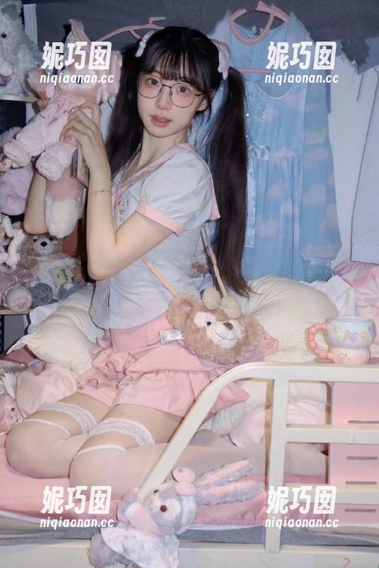 爱蜜社 - 探秘张思允美足的魅力世界：绝美图片合集尽在其中.txt