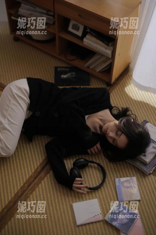 物恋传媒 - 窥视女性之美：小谷灰丝私拍作品的深层次解读与赏析.txt