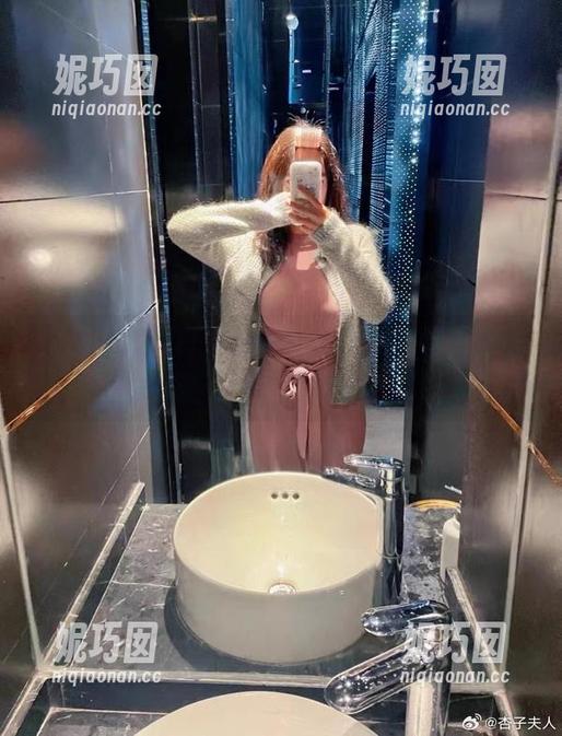 福利满满！白烨烨傲娇女仆长写真，带你感受不一样的魅力.txt