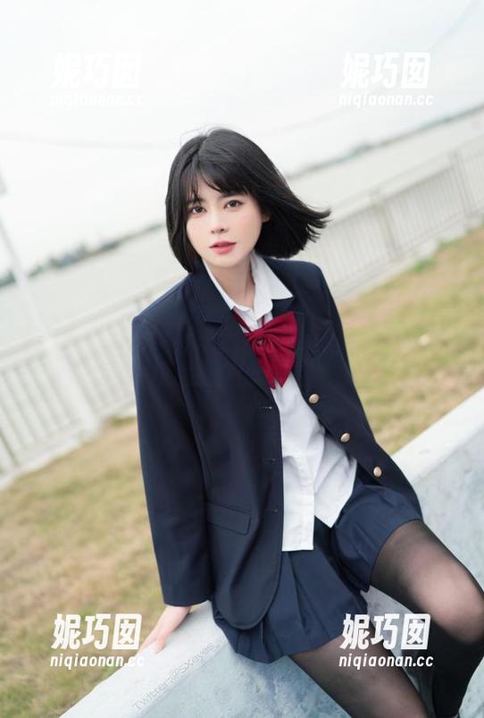 眼酱大魔王w与悠宝的百合故事：原图和照片里藏着的悲伤自嘲.txt