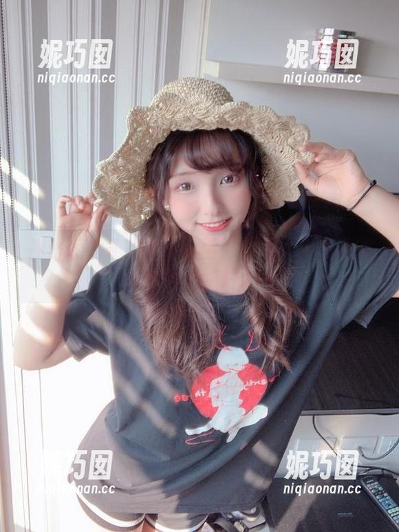 神乐坂真冬的绝对企画：探索女仆主题的独特写真照片.txt