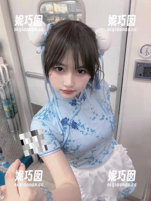 秀人网 - Cris_卓娅祺红裙图集：一场关于色彩与情感的唯美写真盛宴！.txt