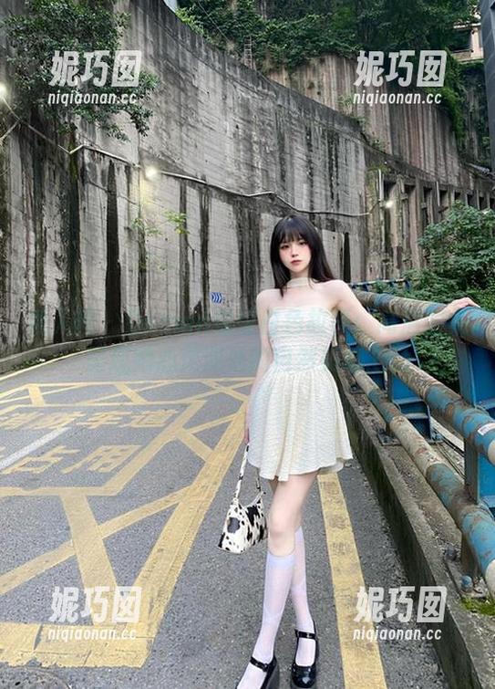 秀人网 - Demon瑶瑶白色故事：高清图集呈现她心灵深处的自然美感.txt