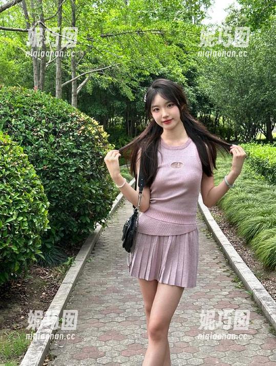 秀人网 - 七七kiko修女的魅力：独家写真图包合集，感受她的神秘气息！.txt