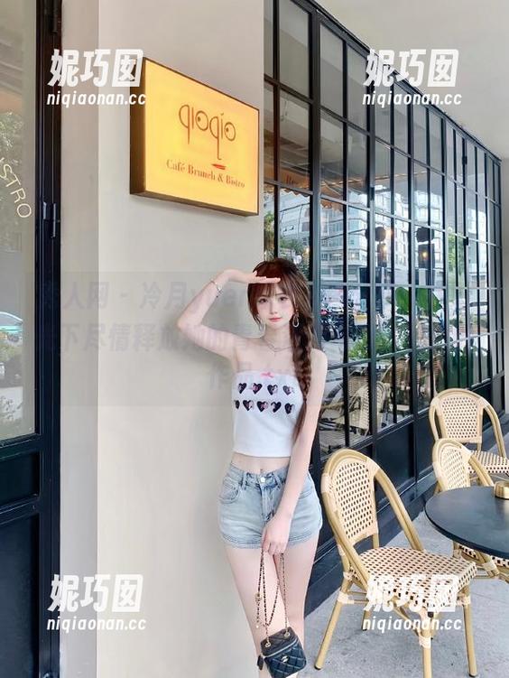 秀人网 - 冷月yuer泳衣套图分享：在阳光下尽情释放她的青春活力与迷人魅力的作品.txt