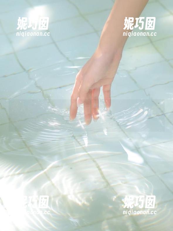 秀人网 - 私房写真大揭秘：跟随加朵babe领略裤里丝的性感与时尚.txt