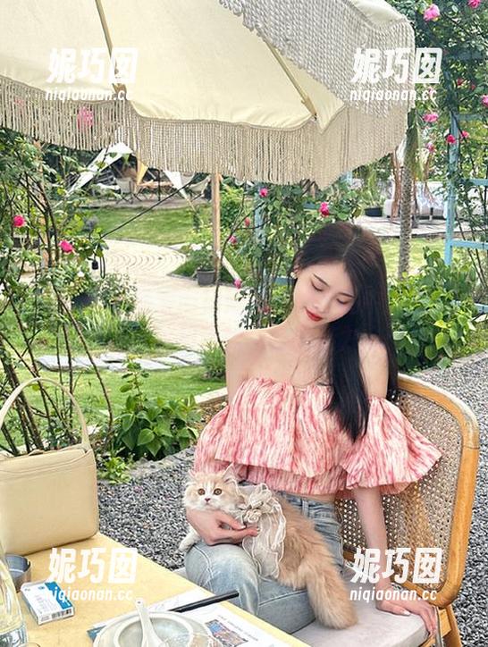 秀人网 - 探索南初妹妹自拍作品中的美：一组图片展现她独特的魅力.txt
