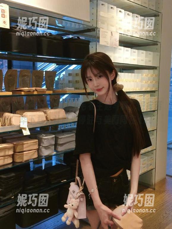 秀人网 - 月夕Lily毛衣主题写真：图库精华下载，让时光停驻与美丽同在.txt
